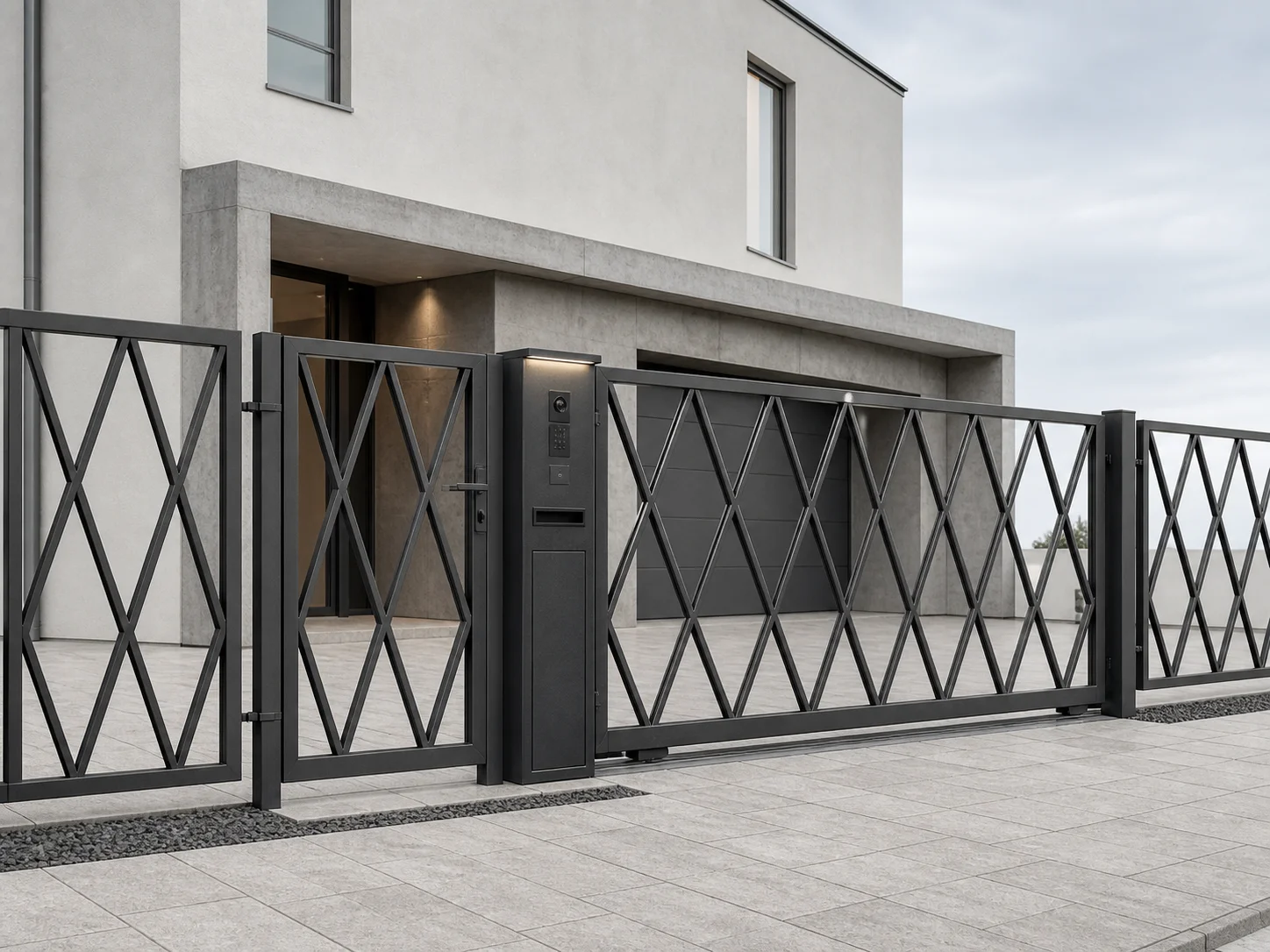 Kompletny ażurowy system ogrodzenia kutego Diament z dużymi rombami, furtką, bramą przesuwną i smart słupkiem