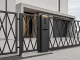 Strefa wejścia systemu Diament z ażurową furtką, smart słupkiem i bramą przesuwną z dużymi rombami