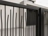 Detal ogrodzenia kutego Trawy z lekko giętymi prętami o zróżnicowanej wysokości w prostej ramie